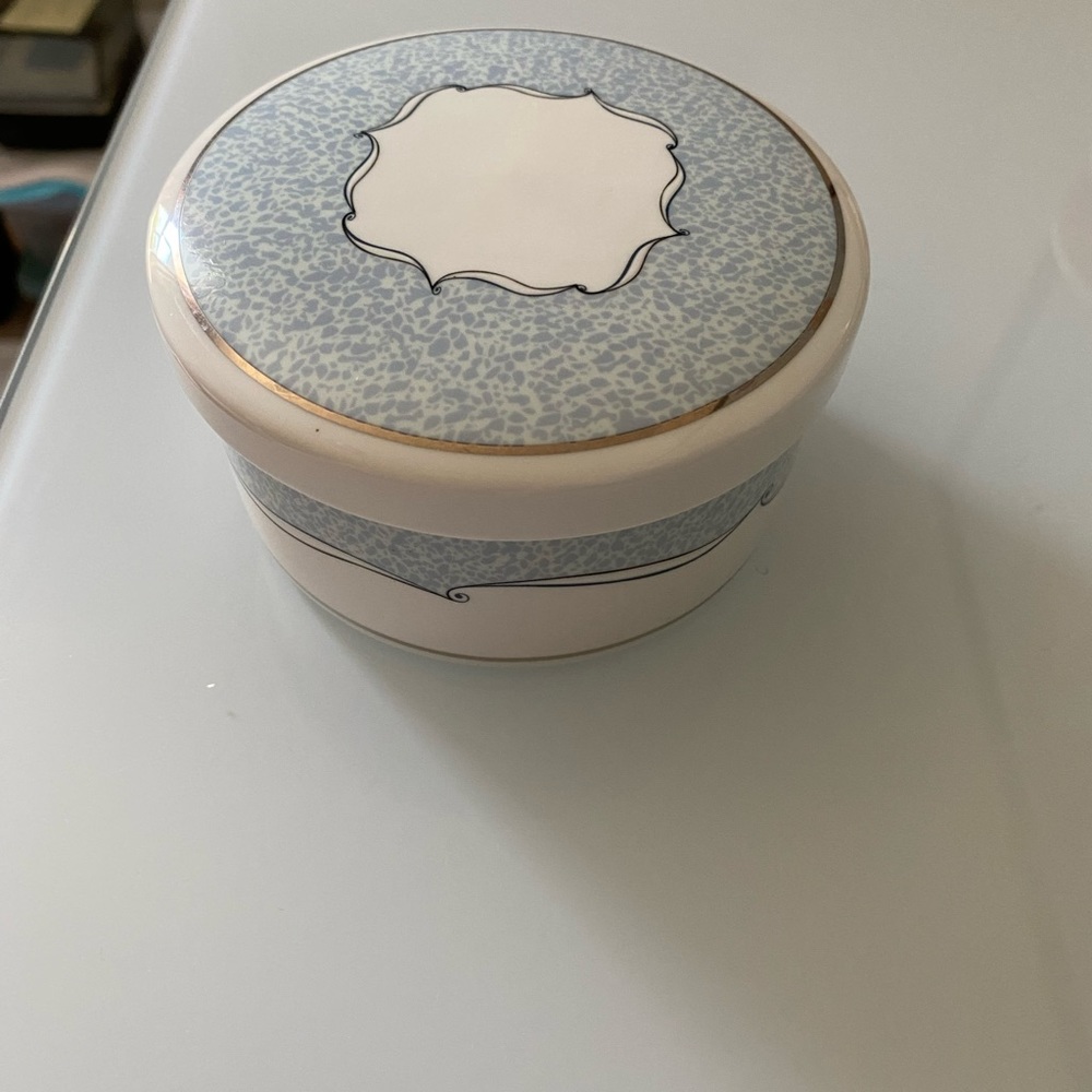 Wedgwood Venice bone china box - Picture 8 of 9